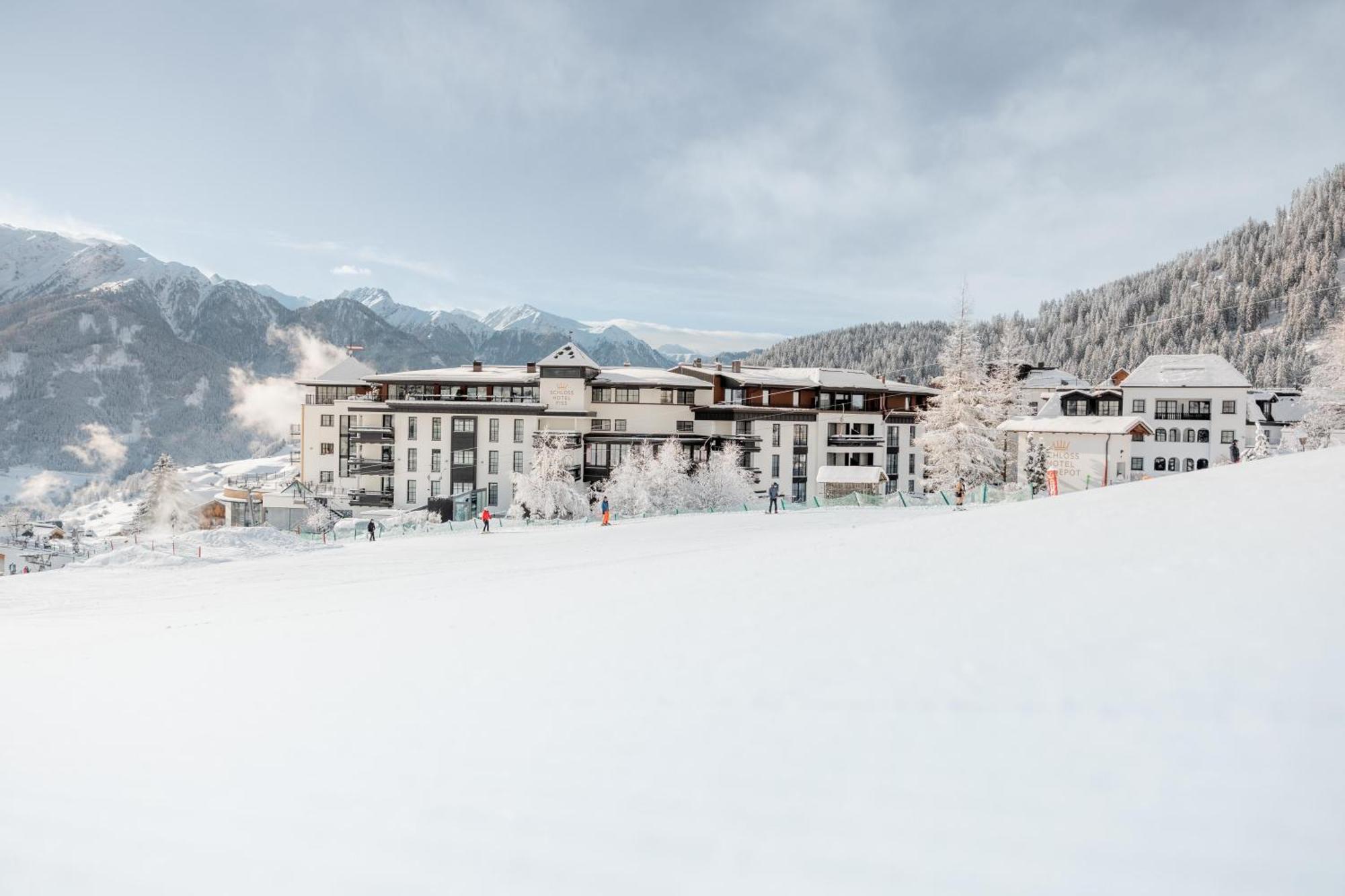 Schlosshotel Фис Екстериор снимка