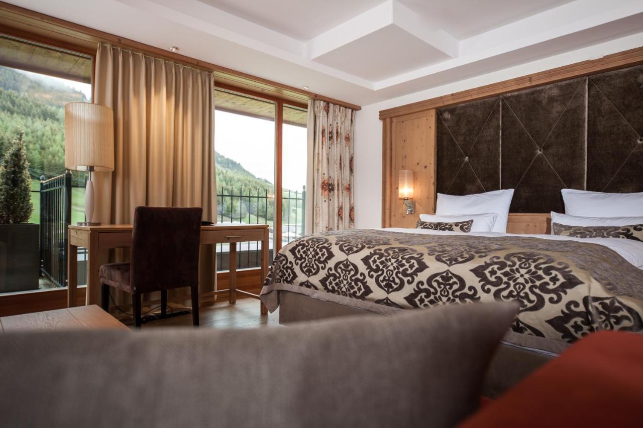 Schlosshotel Фис Екстериор снимка