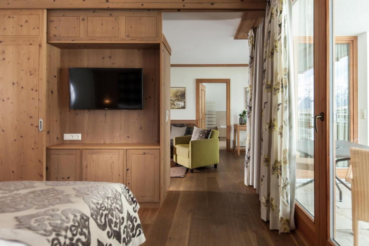 Schlosshotel Фис Екстериор снимка